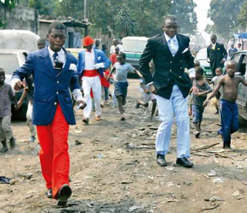 街を闊歩するサプール